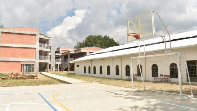Ministerio de Educación otorgará recursos para terminar colegios en Ibagué